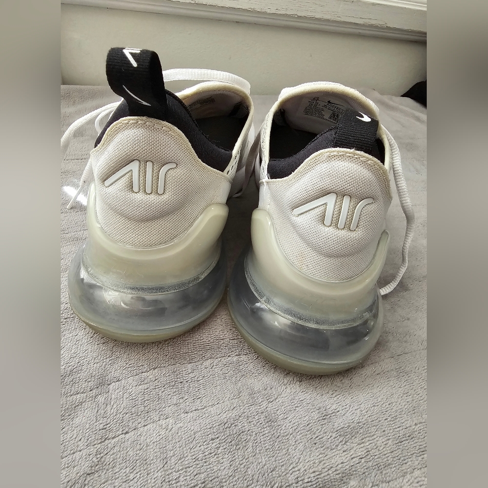 Nike Women's Air Max 270 Shoes - Picture 7 of 7